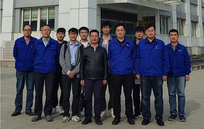 理學(xué)院師生與西安西瑪電機接待人員合影 理學(xué)院師生與西安西瑪電機接待人員合影
